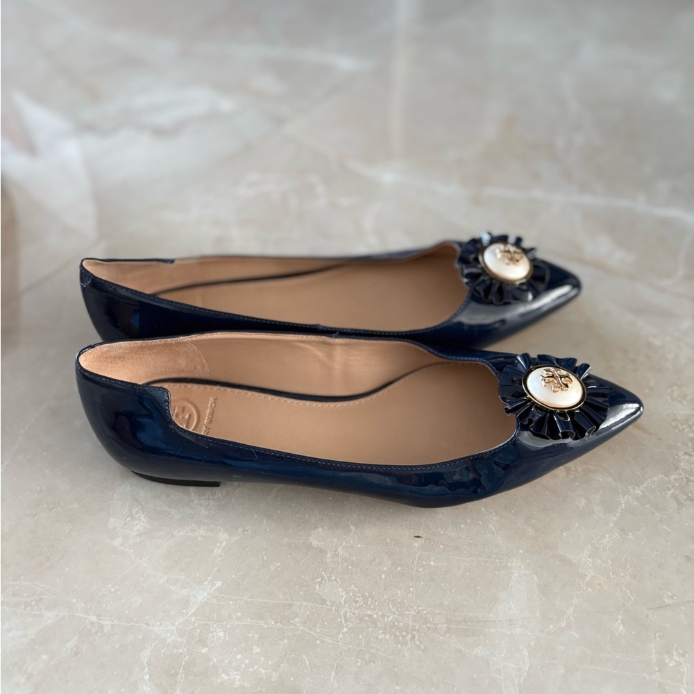 Tory Burch Melody Patent Leather Pointy Toe
Flats Pearl Emblem Slip On Size 7 - Picture 4 of 8